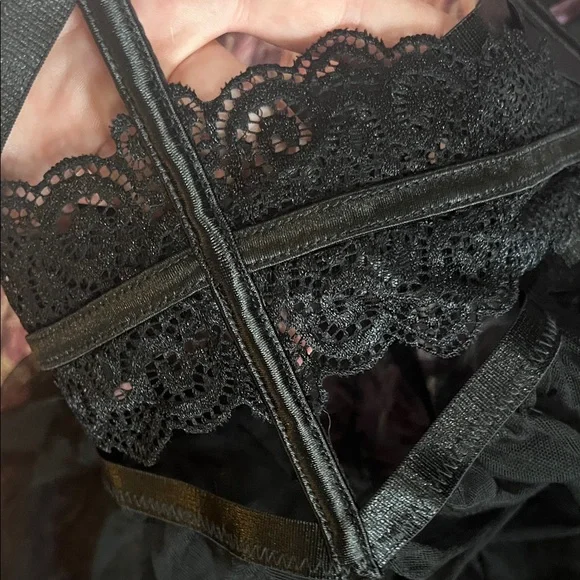 Elegant Black Lace Chemise - Picture 2 of 6